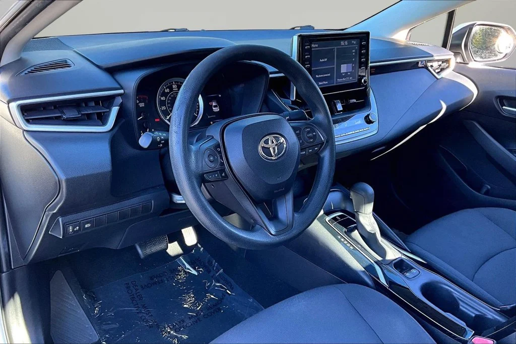 Used 2020 White Toyota LE image 21