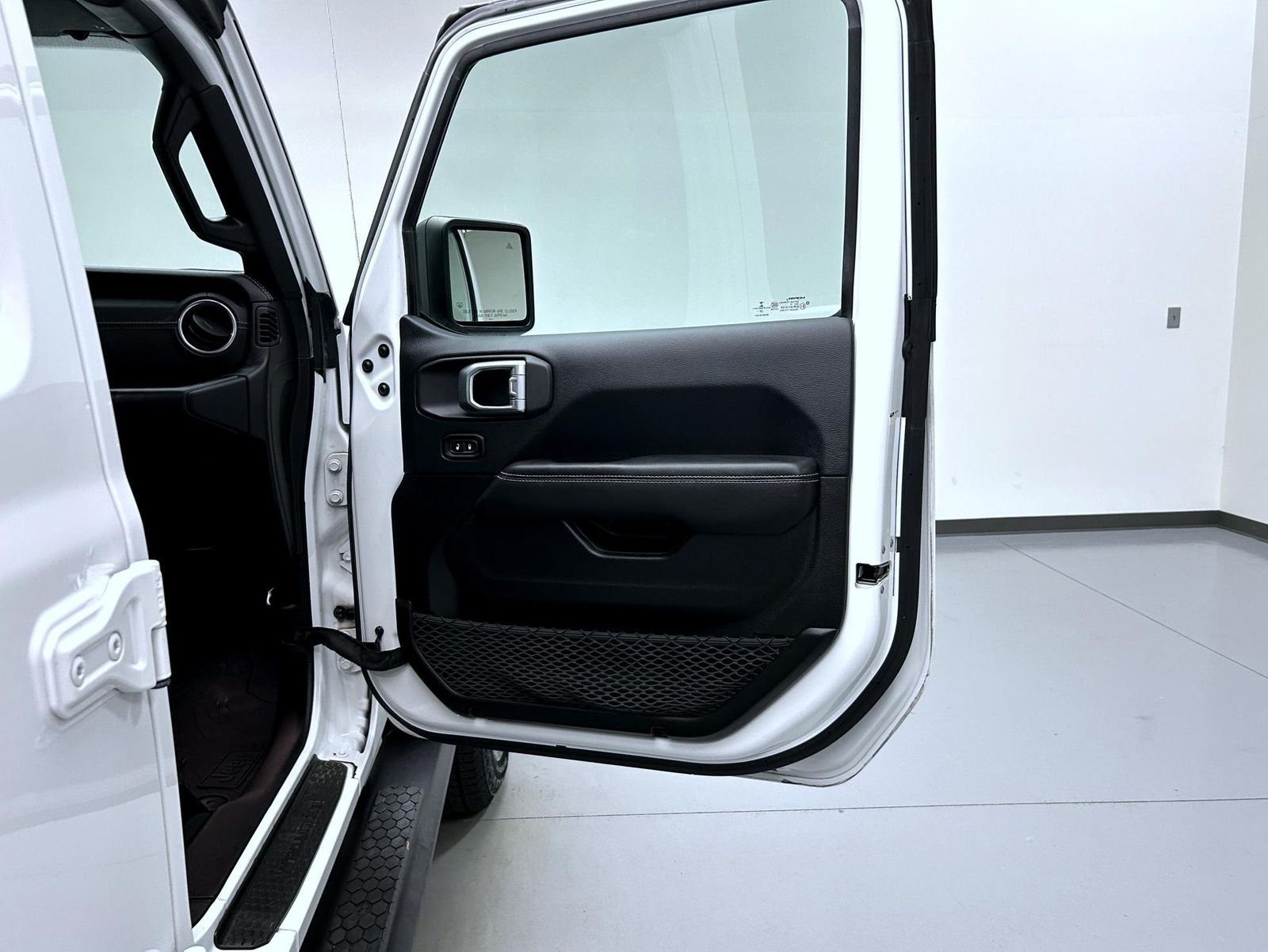 Used 2019 White Jeep Unlimited Sahara image 16