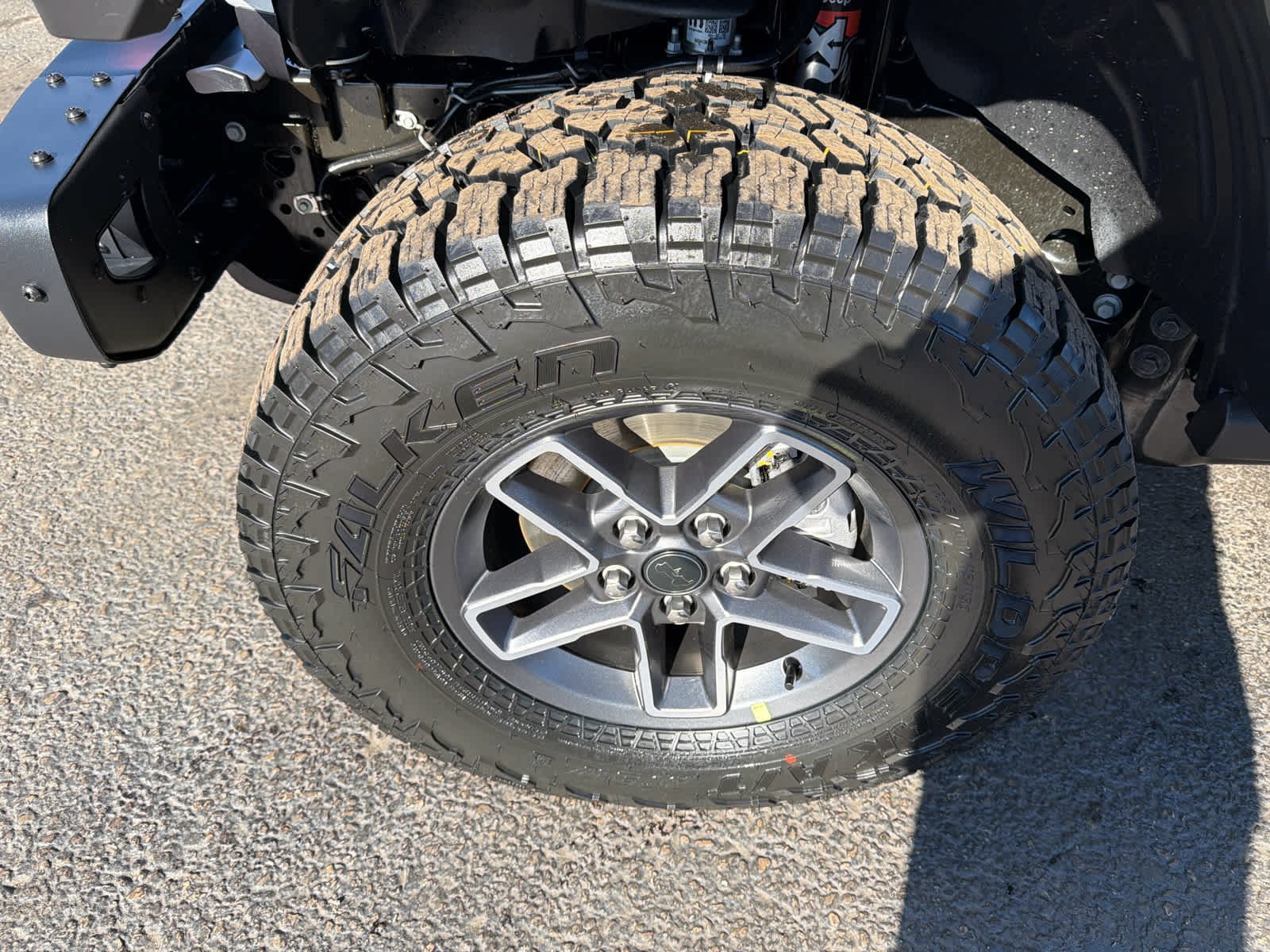 New 2026 Bright White Clear-Coat Exterior Paint Jeep Mojave X image 9