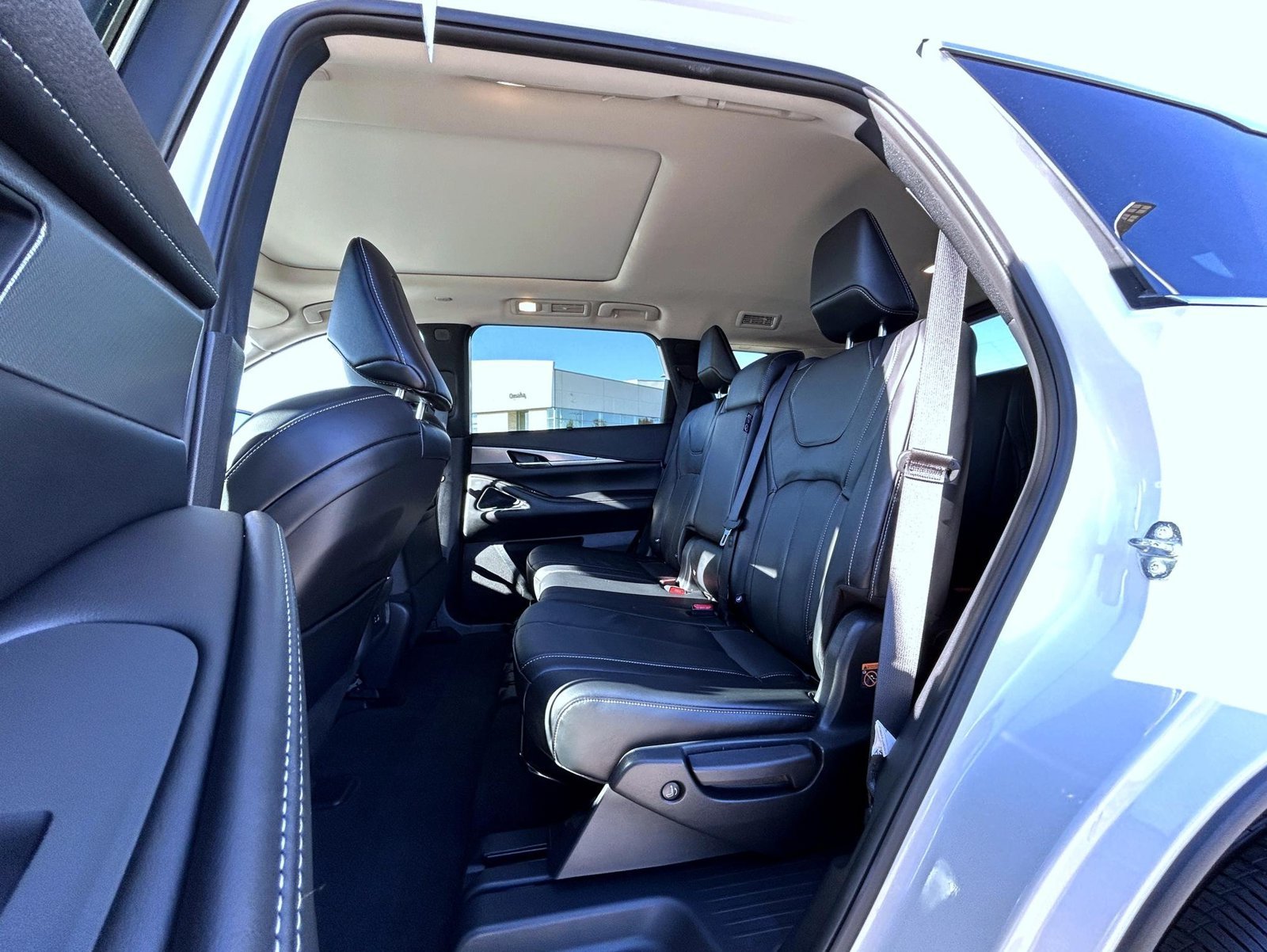 Certified Used 2025 White INFINITI LUXE image 21