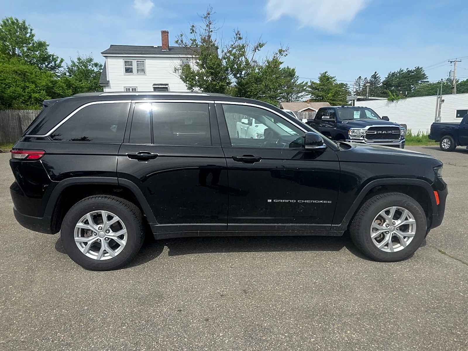 Certified Used 2023 Diamond Black Crystal Pearlcoat Jeep Limited 4x4 image 6
