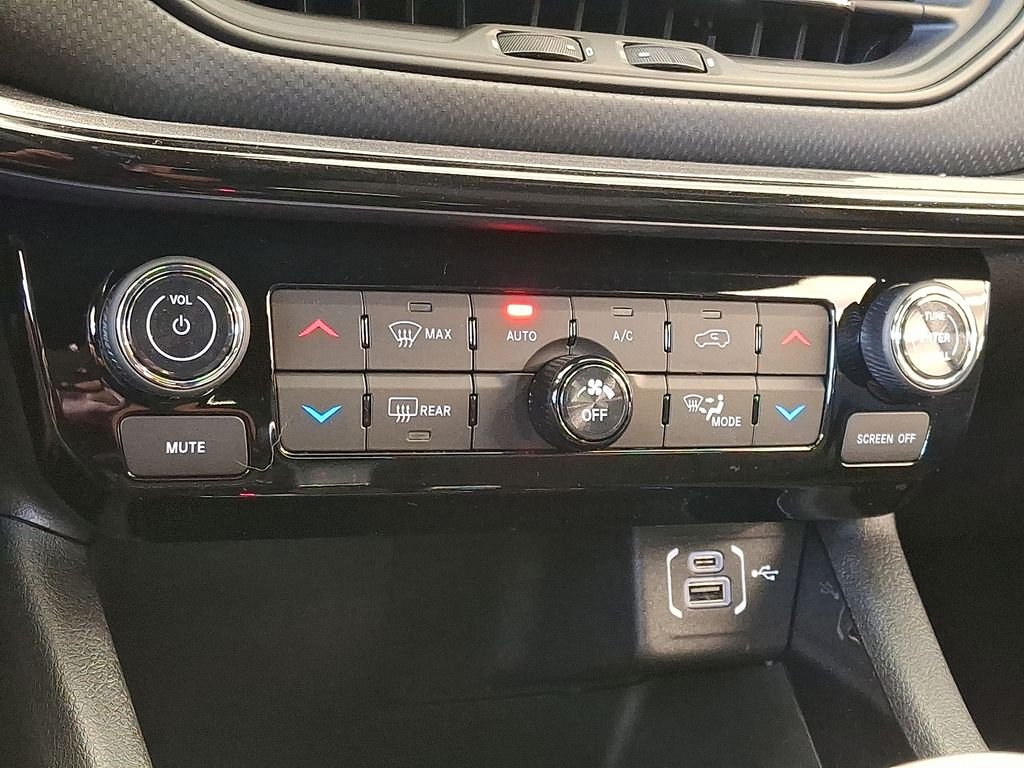 New 2026 Diamond Black Crystal Pearlcoat Jeep Latitude image 13