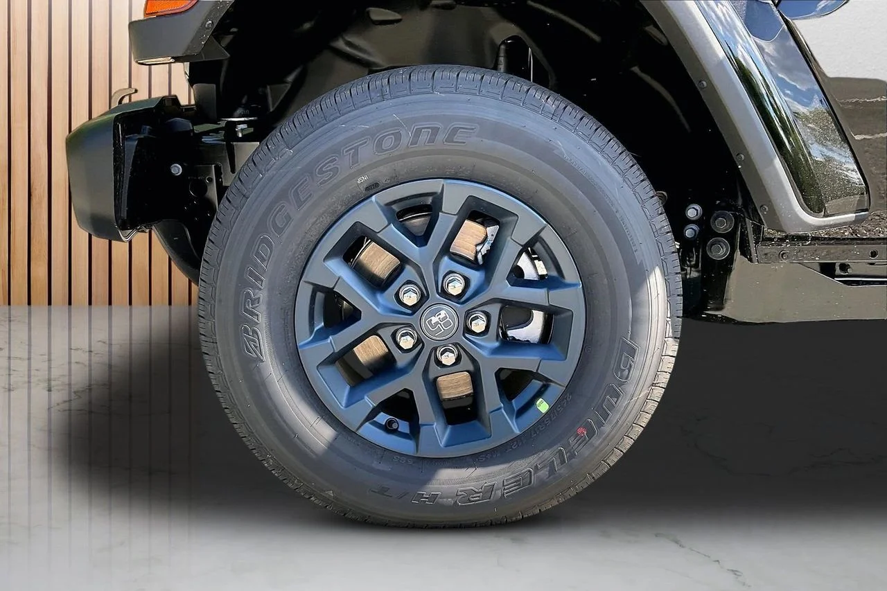 New 2026 Black Clear-Coat Exterior Paint Jeep 85th Anniversary Edition image 31