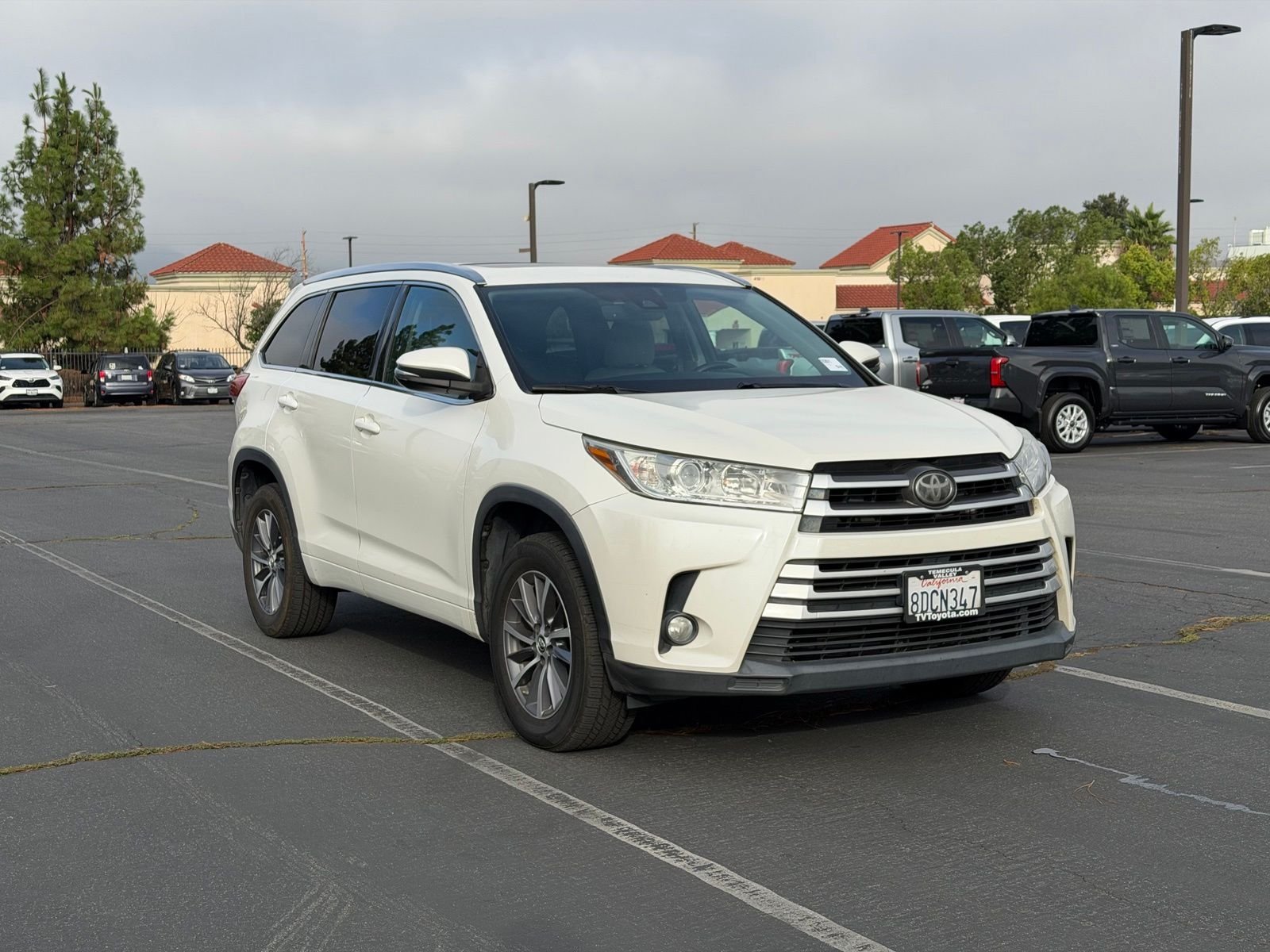 Used 2018 Blizzard Pearl Toyota XLE image 2