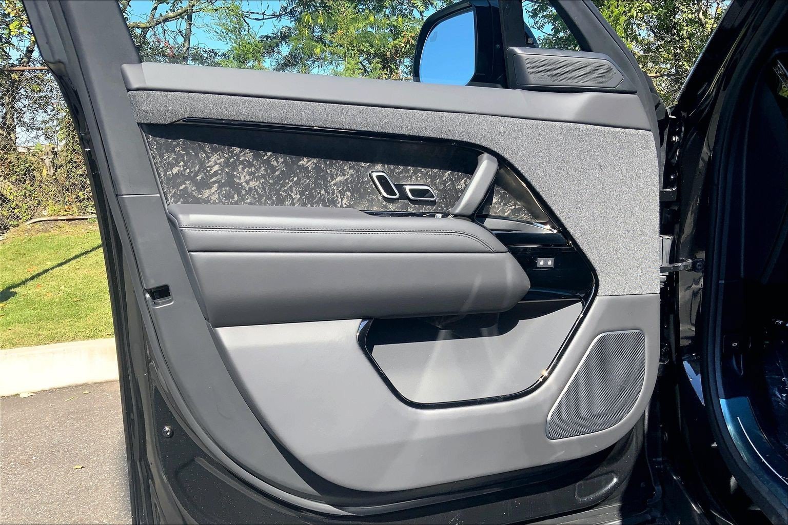New 2027 Santorini Black Land Rover Dynamic SE image 10