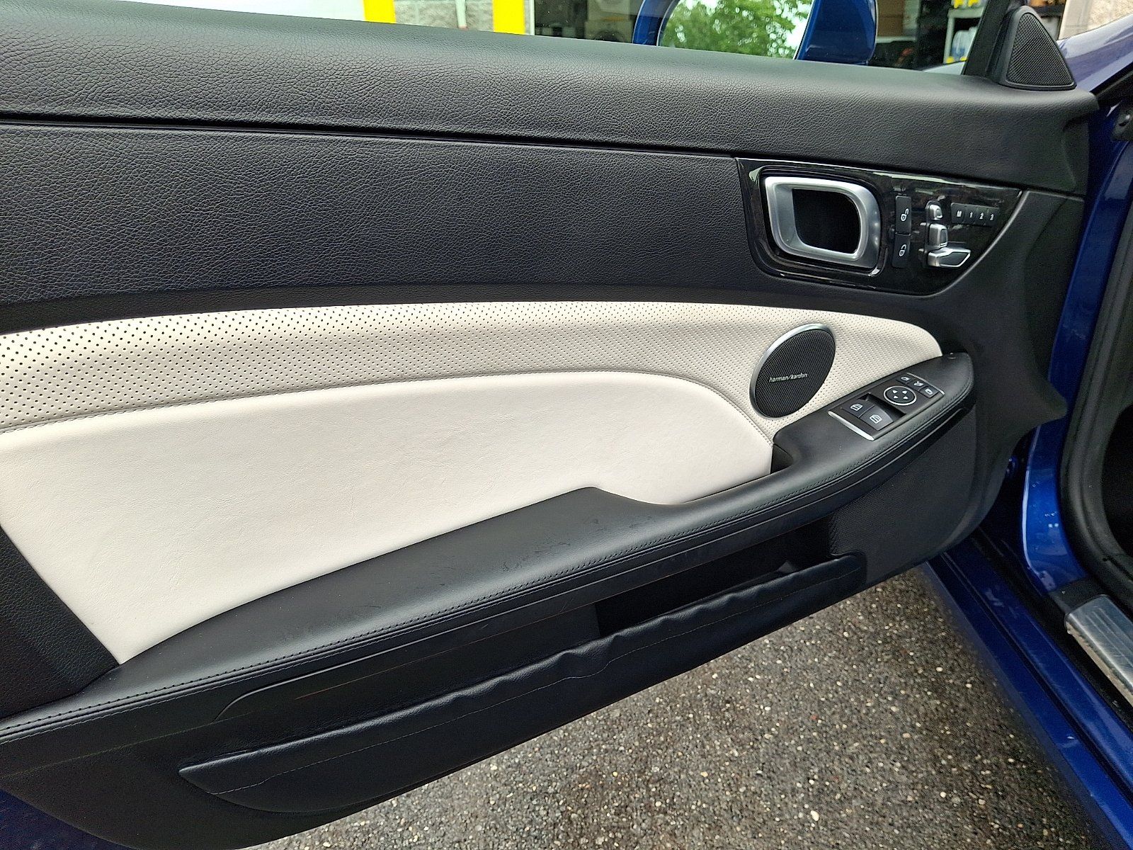Used 2017 Brilliant Blue Metallic Mercedes-Benz  image 11