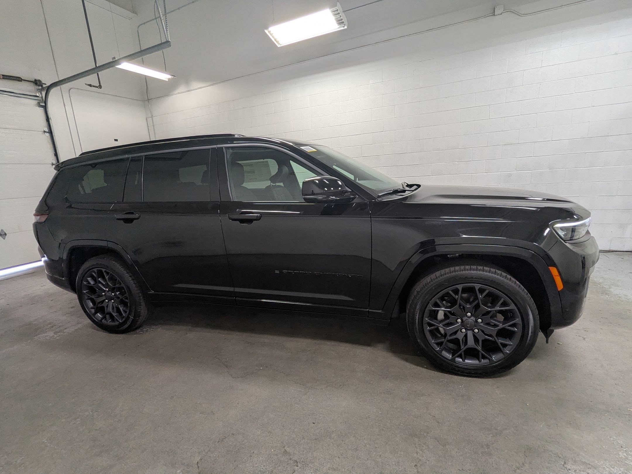 New 2026 Diamond Black Crystal Pearl-Coat Exterior Paint Jeep Summit image 3