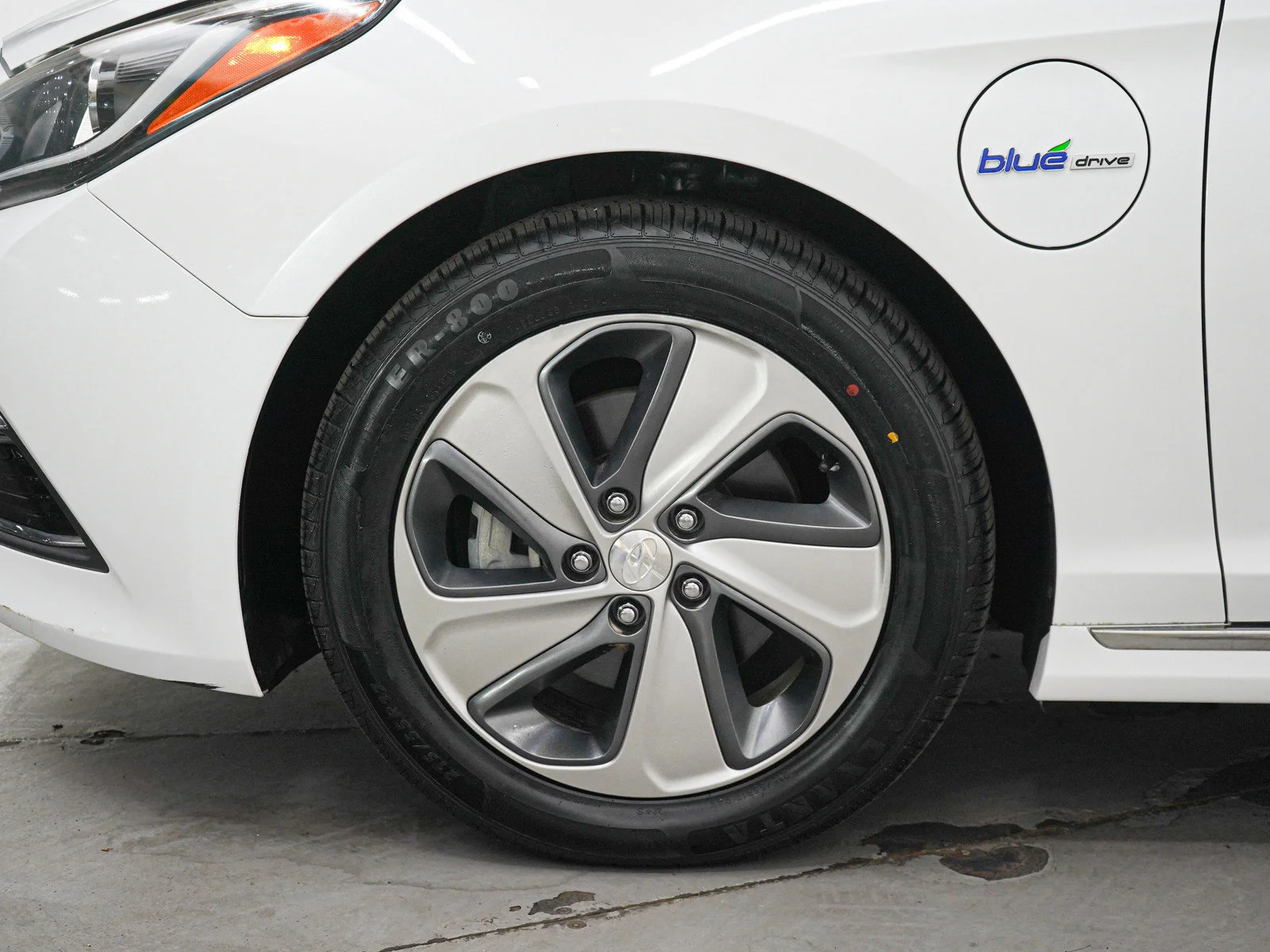 Used 2017 Hyper White Hyundai  image 27