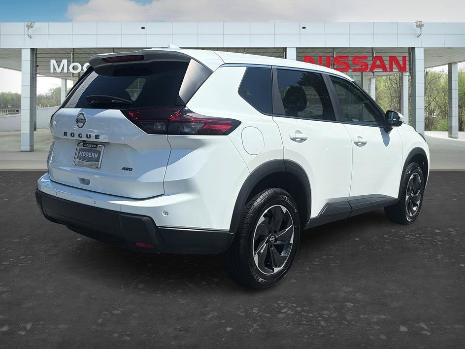 Used 2025 Everest White Pearl Nissan SV image 5