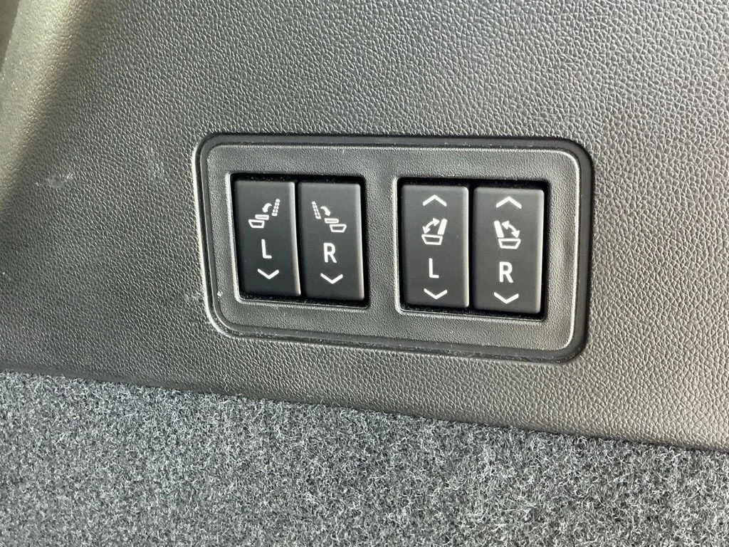 Used 2020 Red Cadillac Sport image 33