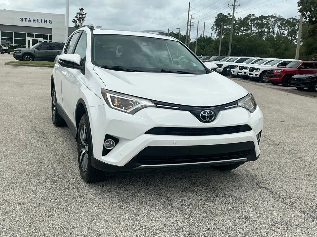 Used 2017 White Toyota XLE image 21