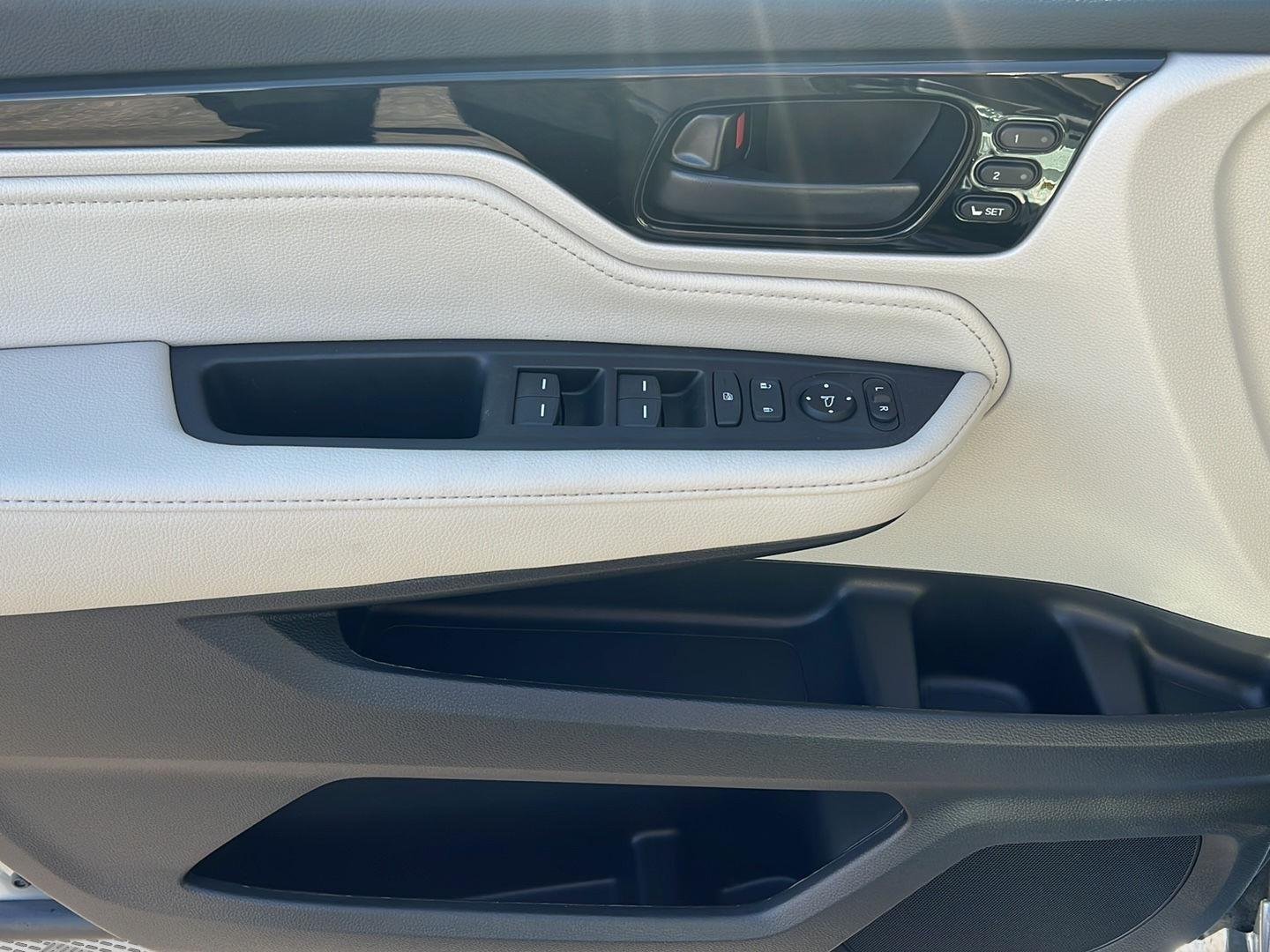 New 2026 Solar Silver Metallic Honda Touring image 7