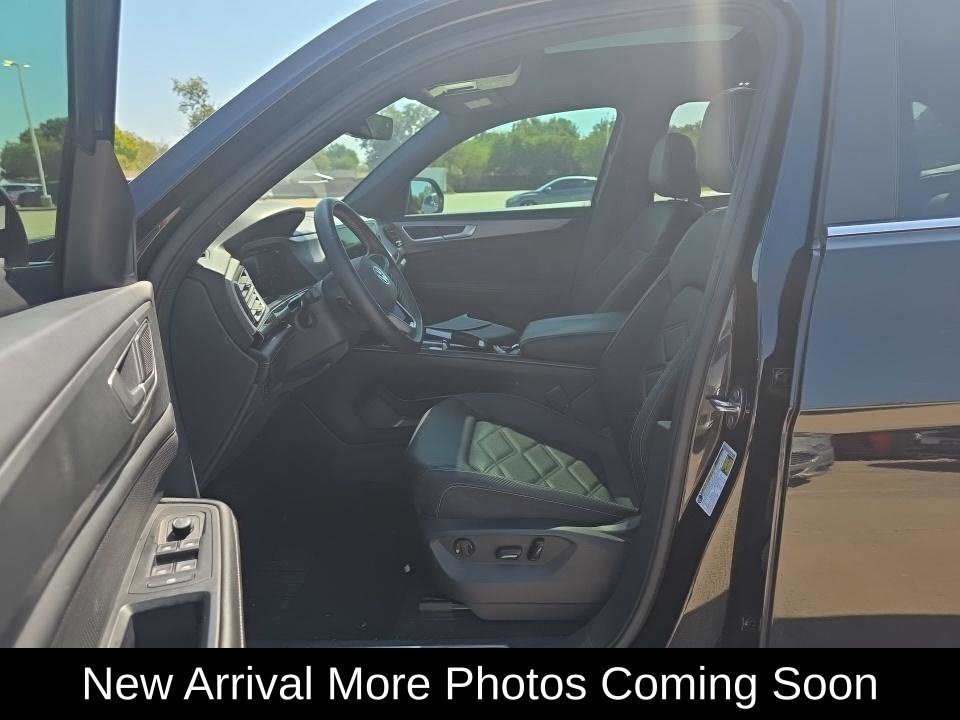 Used 2024 Black Volkswagen 2.0T SE w/Technology image 3