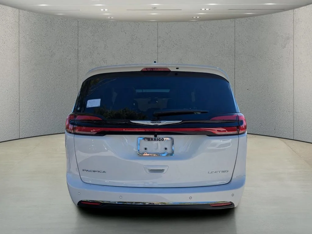 New 2026 Bright White Clear-Coat Exterior Paint Chrysler Limited image 6