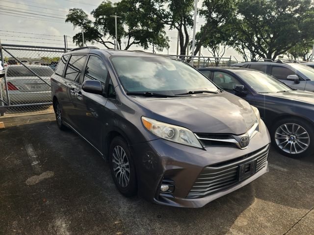 Used 2018 Gray Toyota XLE image 1