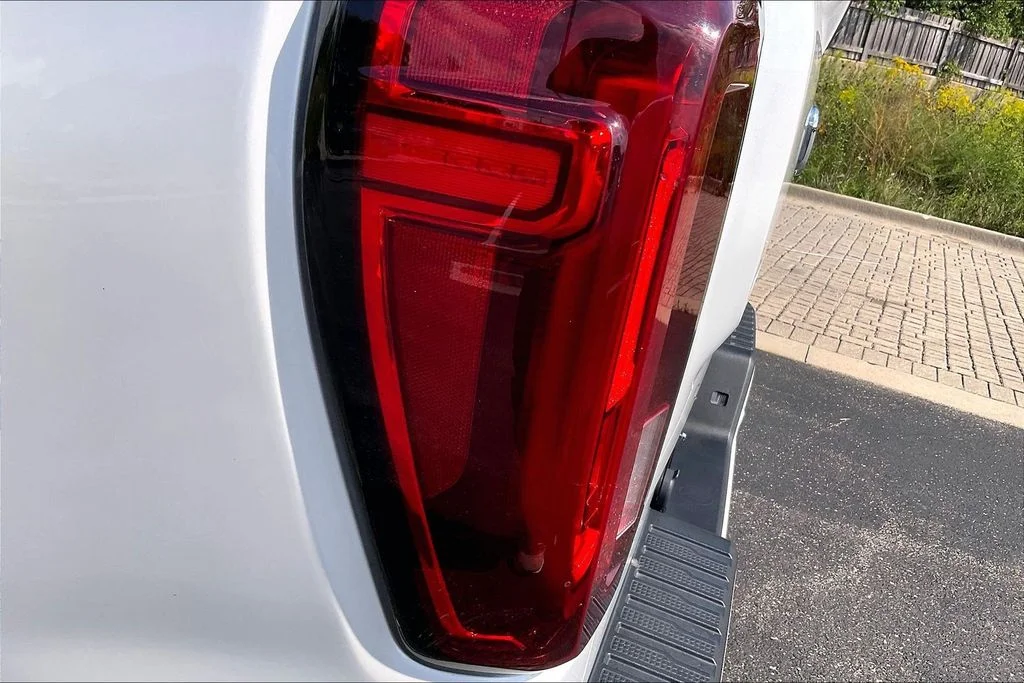 Used 2022 White Frost Tricoat GMC Denali image 29