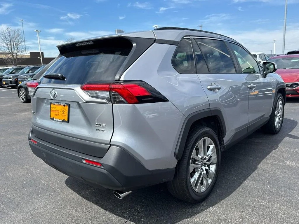 Used 2020 Silver Toyota XLE Premium image 3