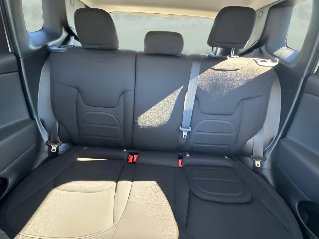 Used 2022 White Jeep Latitude image 10