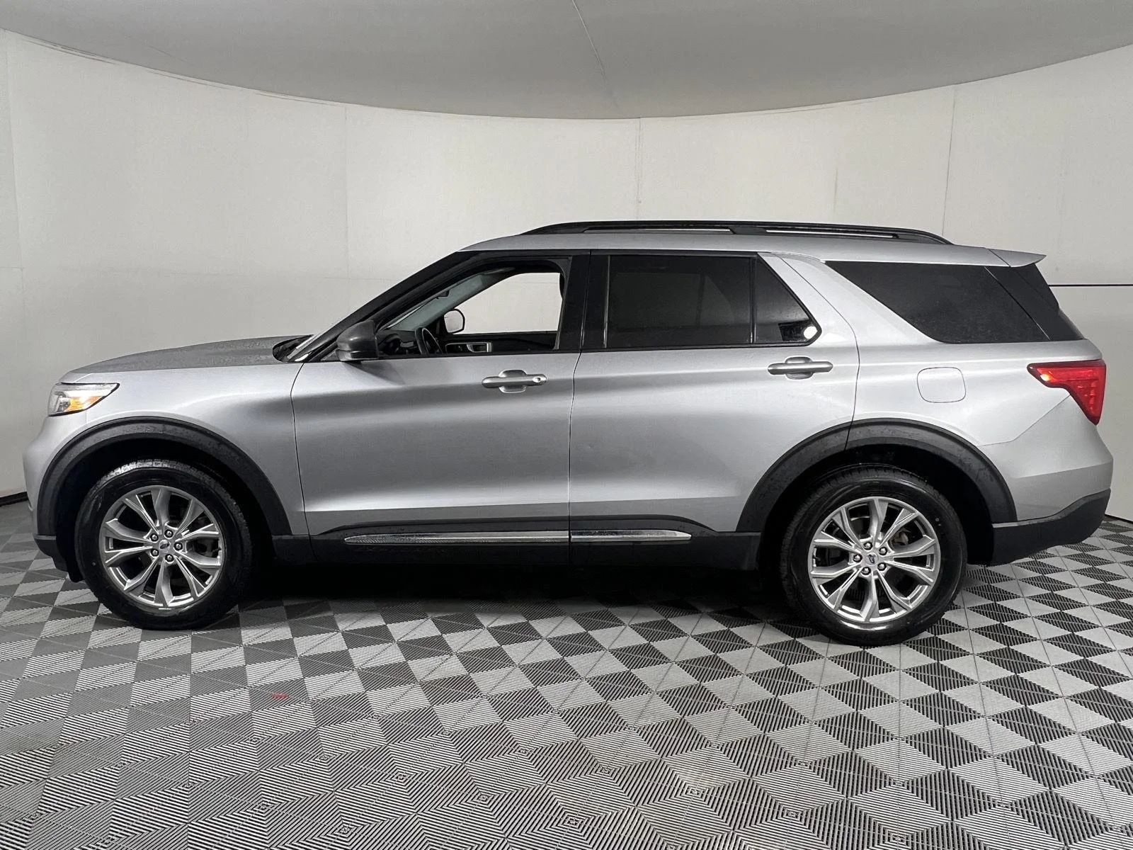 Used 2023 Iconic Silver Ford XLT image 8