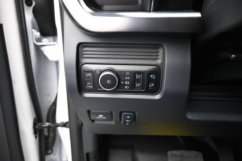 New 2026 Oxford White Ford Lariat image 14