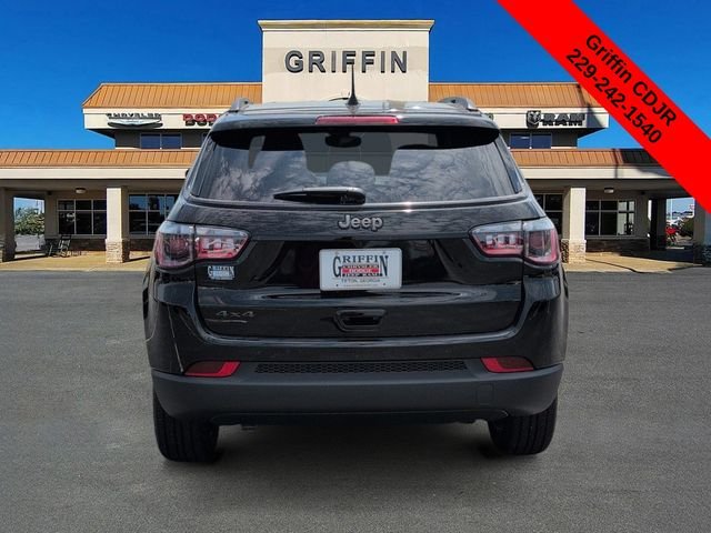 New 2026 Diamond Black Crystal Pearl-Coat Exterior Paint Jeep Latitude image 8