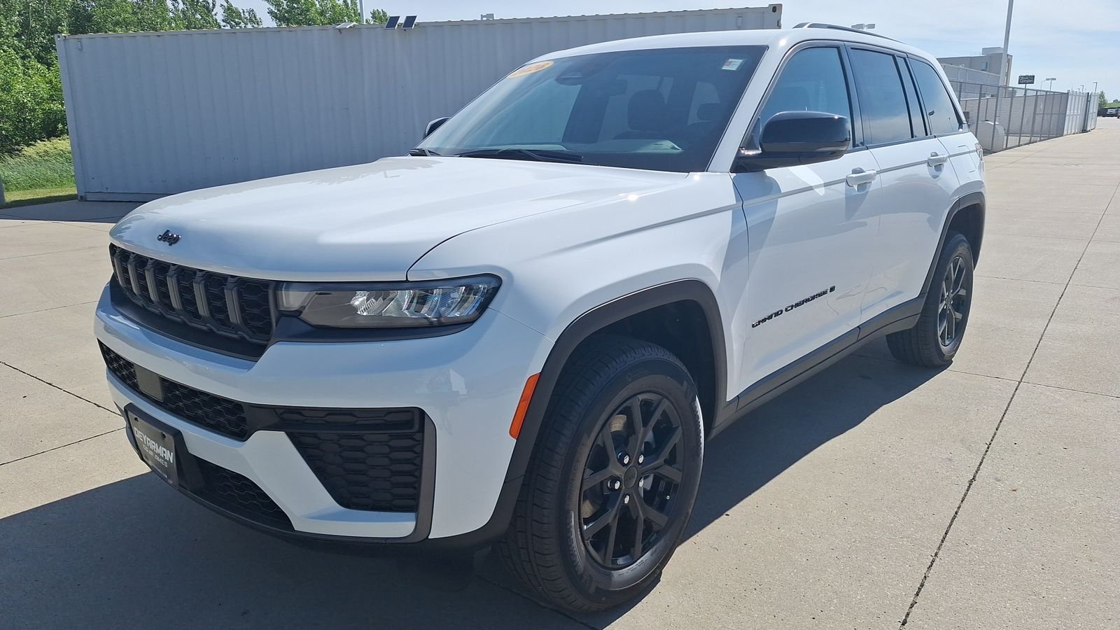 New 2026 Bright White Clear-Coat Exterior Paint Jeep Altitude image 8