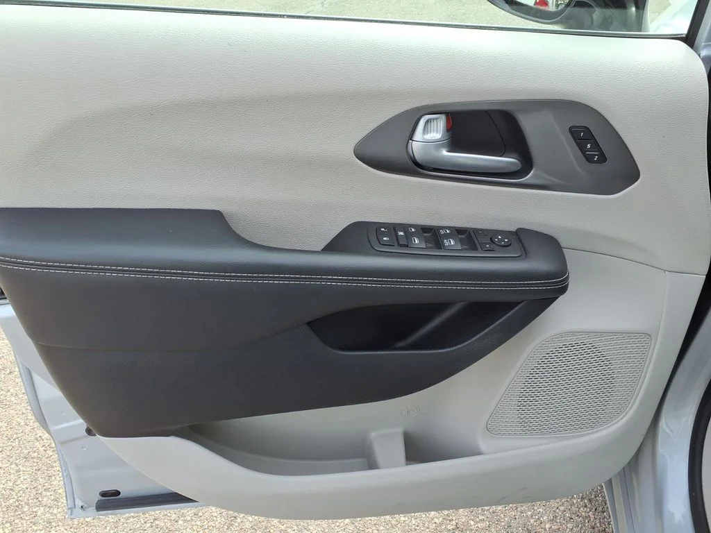 Used 2024 Silver Chrysler Touring L image 17