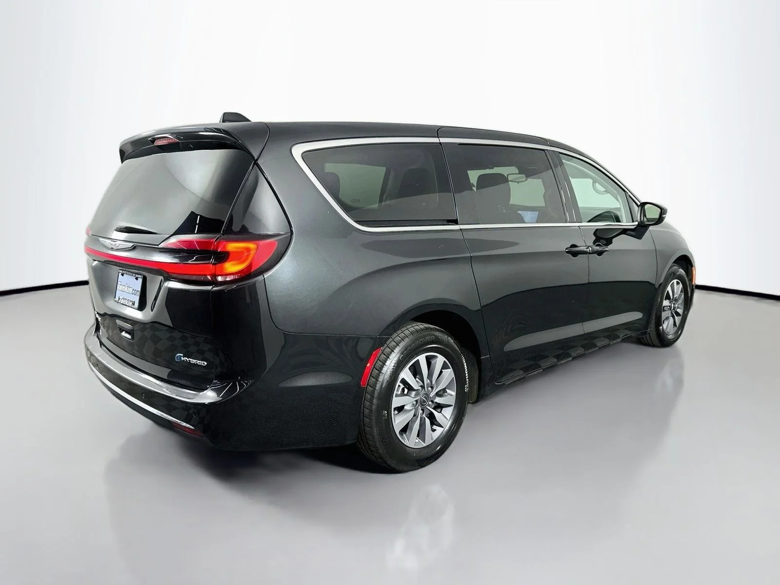 Used 2023 Brilliant Black Crystal Pearlcoat Chrysler Touring L image 8