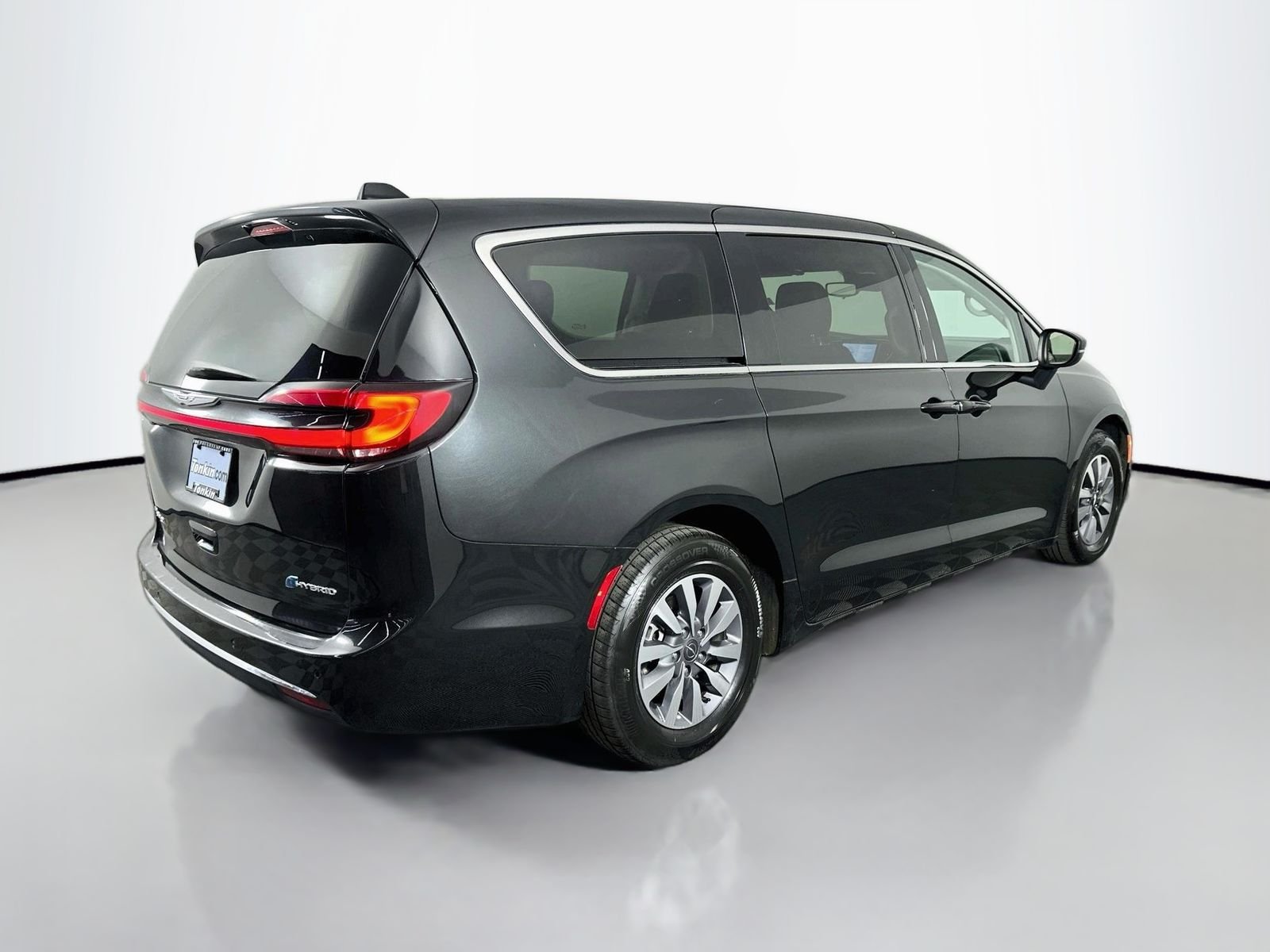 Used 2023 Brilliant Black Crystal Pearlcoat Chrysler Touring L image 8