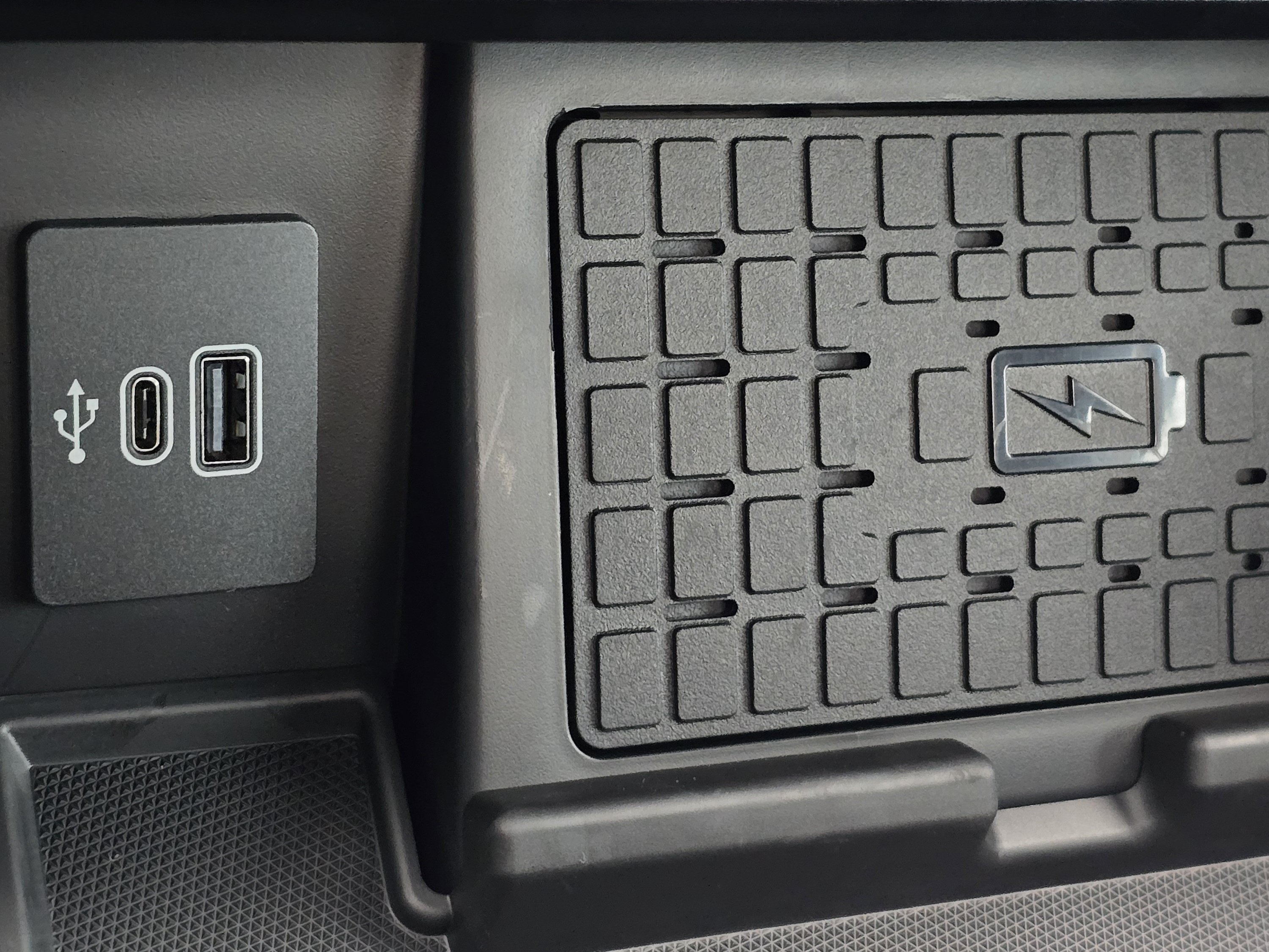 New 2026 Carbonized Gray Metallic Ford LARIAT image 12