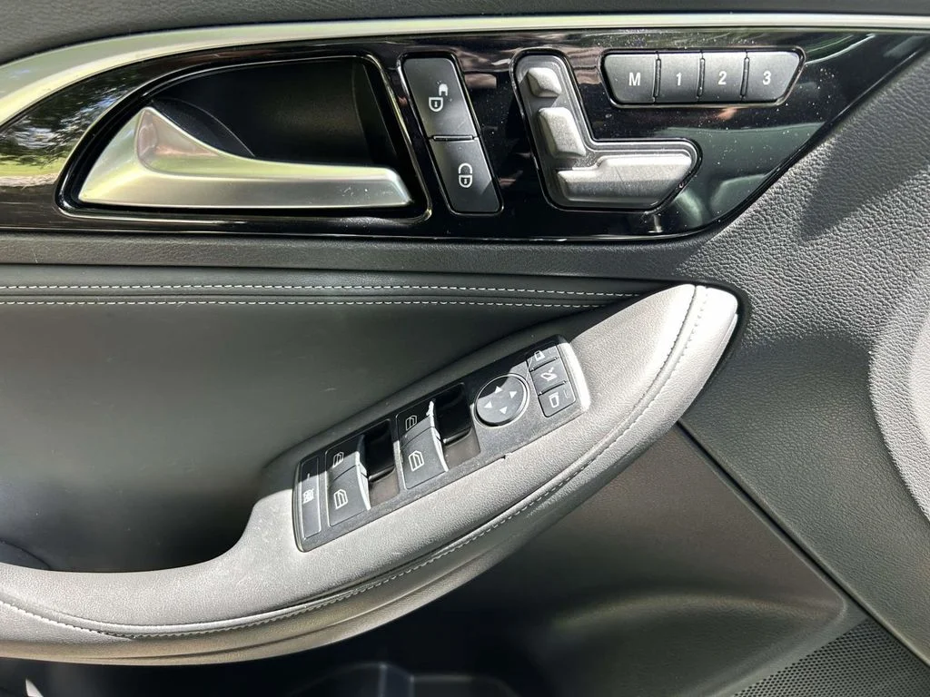 Used 2018 White INFINITI Premium image 11