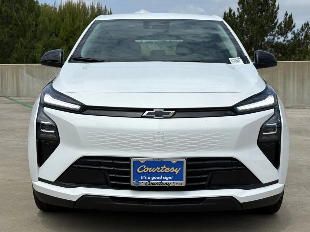 New 2027 Summit White Chevrolet LT image 4