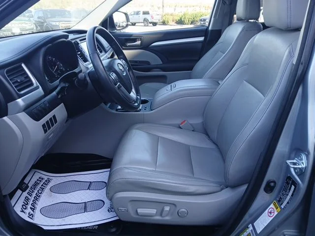 Used 2015 Silver Toyota XLE V6 image 13