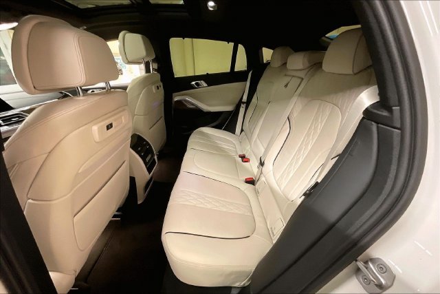Used 2022 White BMW xDrive40i image 14