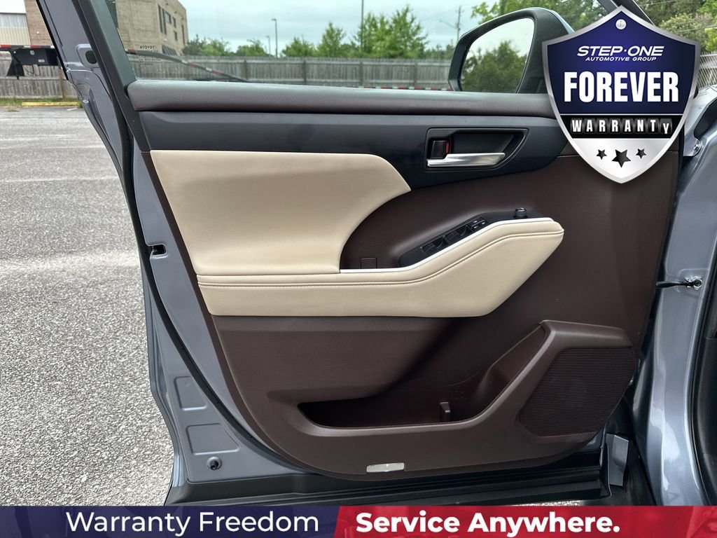 Used 2022  Toyota XLE image 11