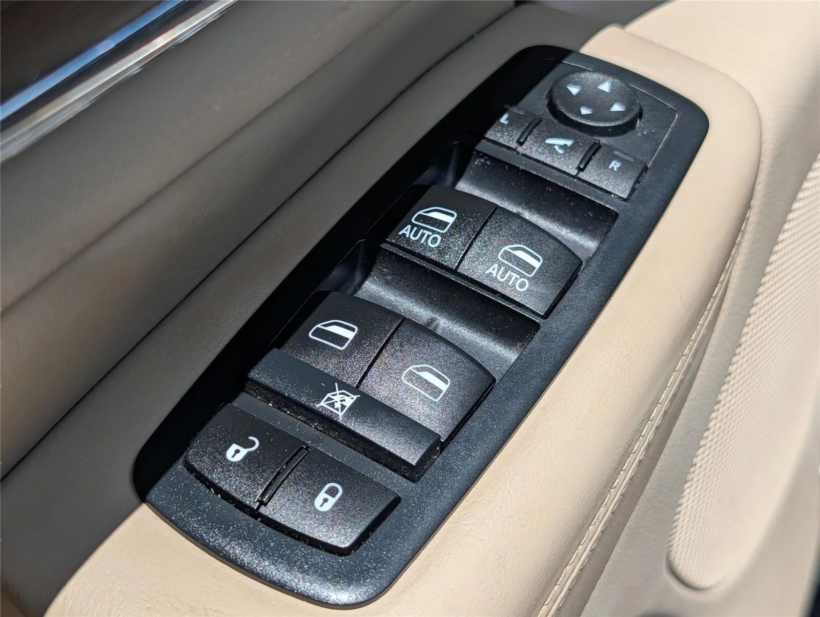 Used 2017 Diamond Black Crystal Pearlcoat Jeep Overland image 14