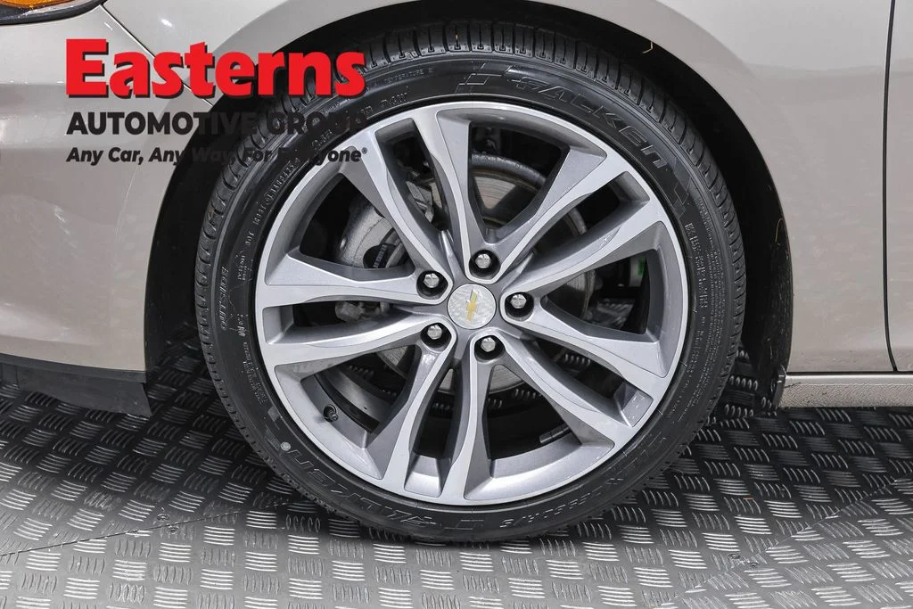 Used 2025 Gray Chevrolet LT image 32