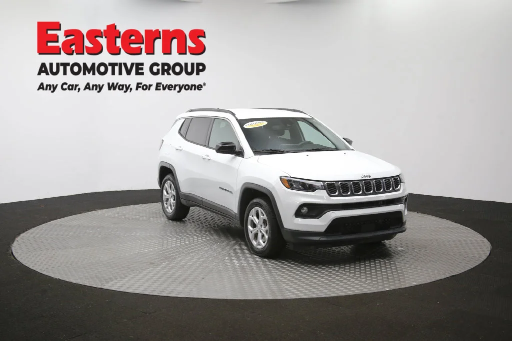 Used 2024 White Jeep Latitude image 45