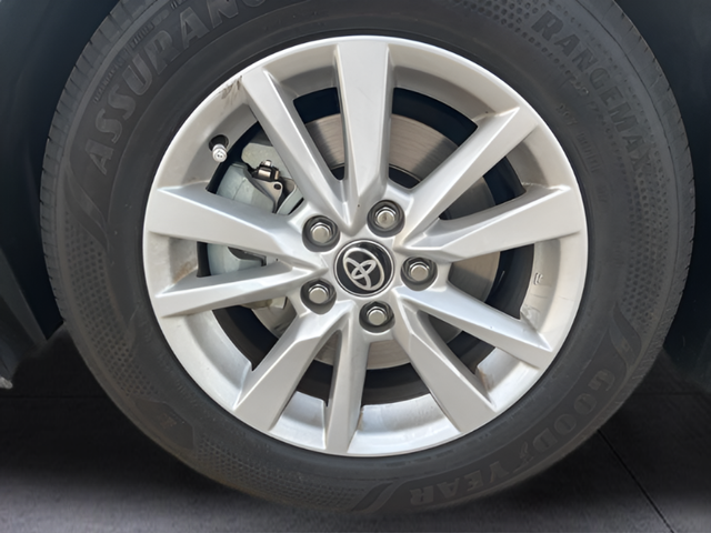 2025 Toyota Camry LE - Photo 9