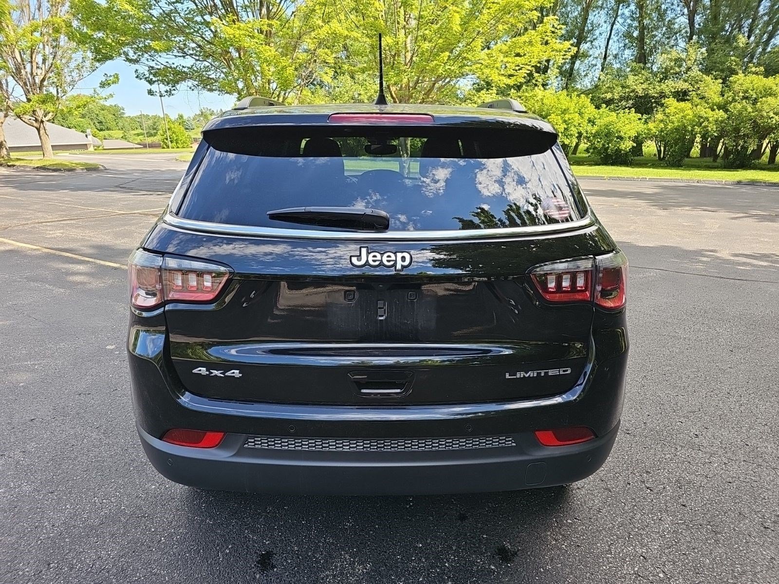 Certified Used 2025 Diamond Black Crystal Pearlcoat Jeep Limited image 4