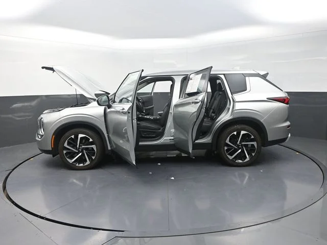 Used 2023  Mitsubishi  image 32