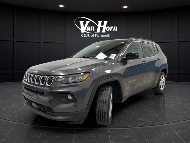 Used 2023 Granite Crystal Metallic Clearcoat Jeep Latitude image 3