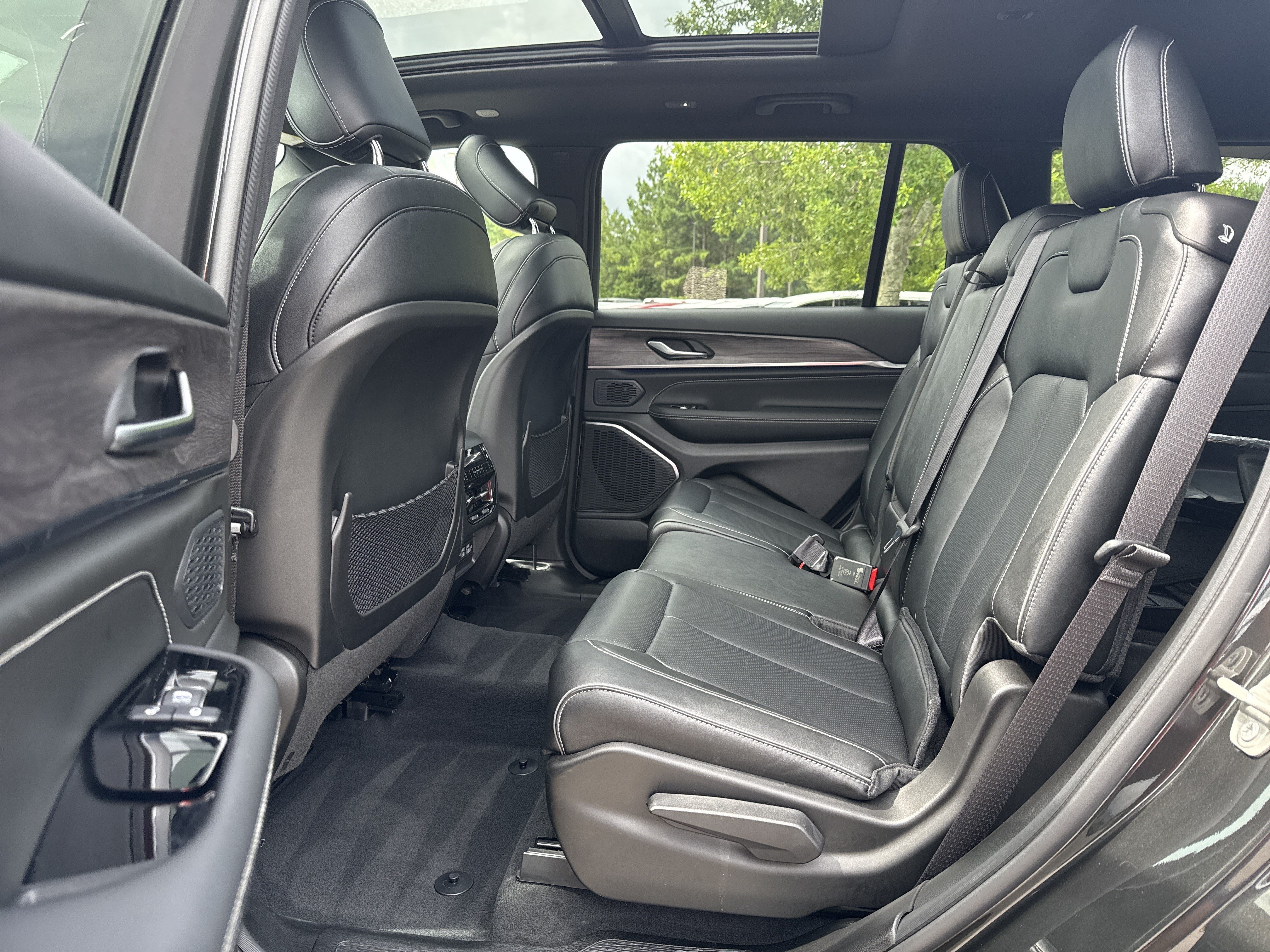 Used 2023 Rocky Mountain Pearlcoat Jeep Overland image 23