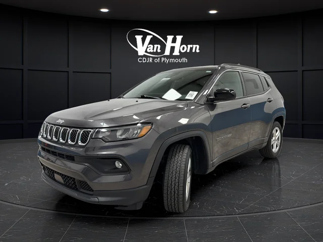 Used 2023 Crystal Metallic Jeep Latitude image 3