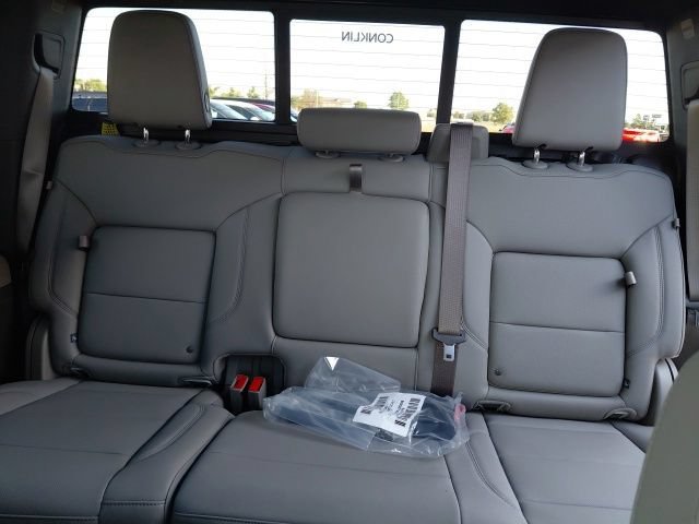 New 2026 Glacier White Tricoat GMC SLT image 28