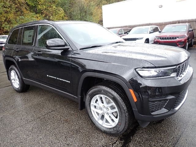 New 2025 Diamond Black Crystal Pearl-Coat Exterior Paint Jeep Laredo X image 9