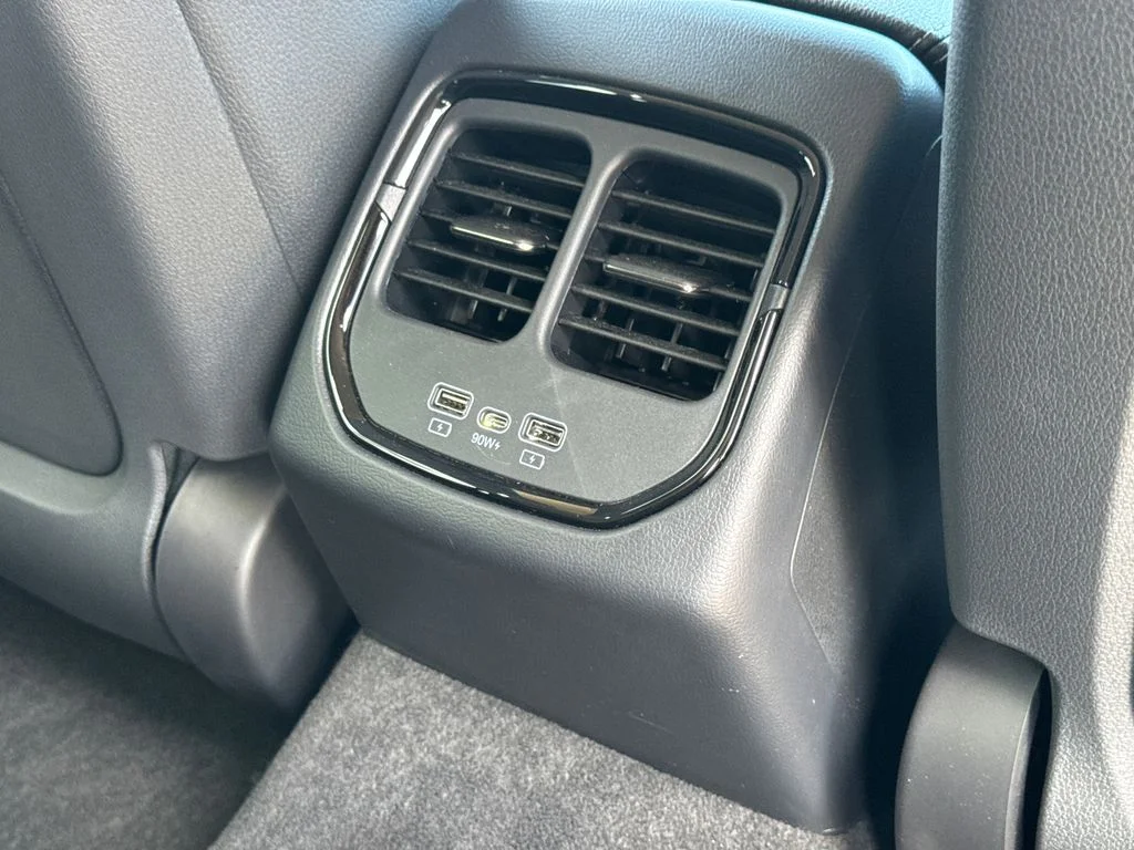 2025 VinFast VF 8 Eco - Photo 19