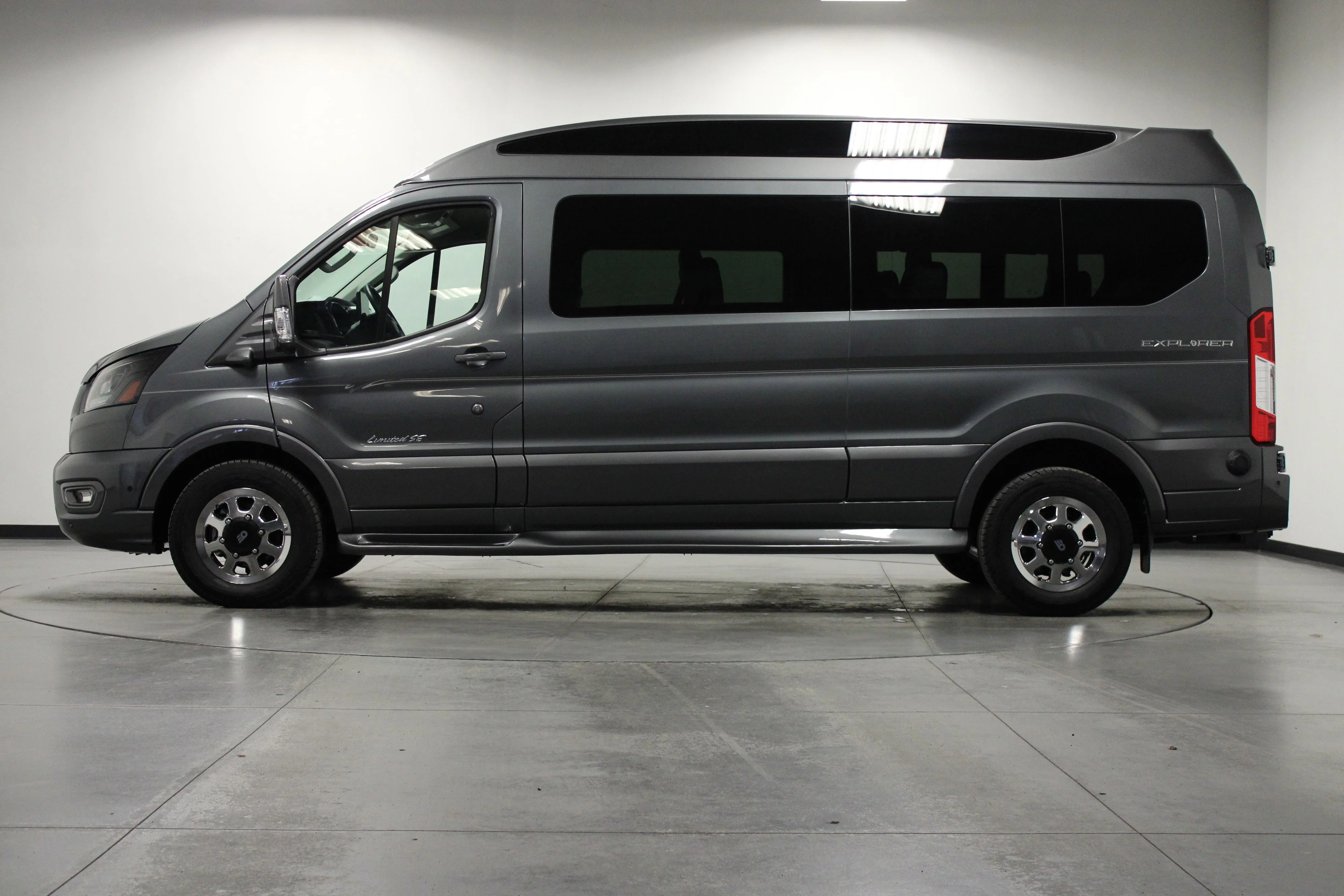 Used 2024 Carbonized Gray Metallic Ford  image 7
