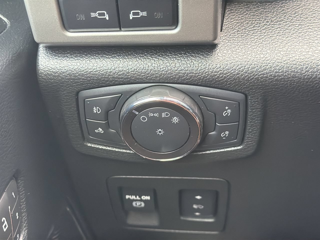 Used 2019 Magnetic Ford Lariat image 28