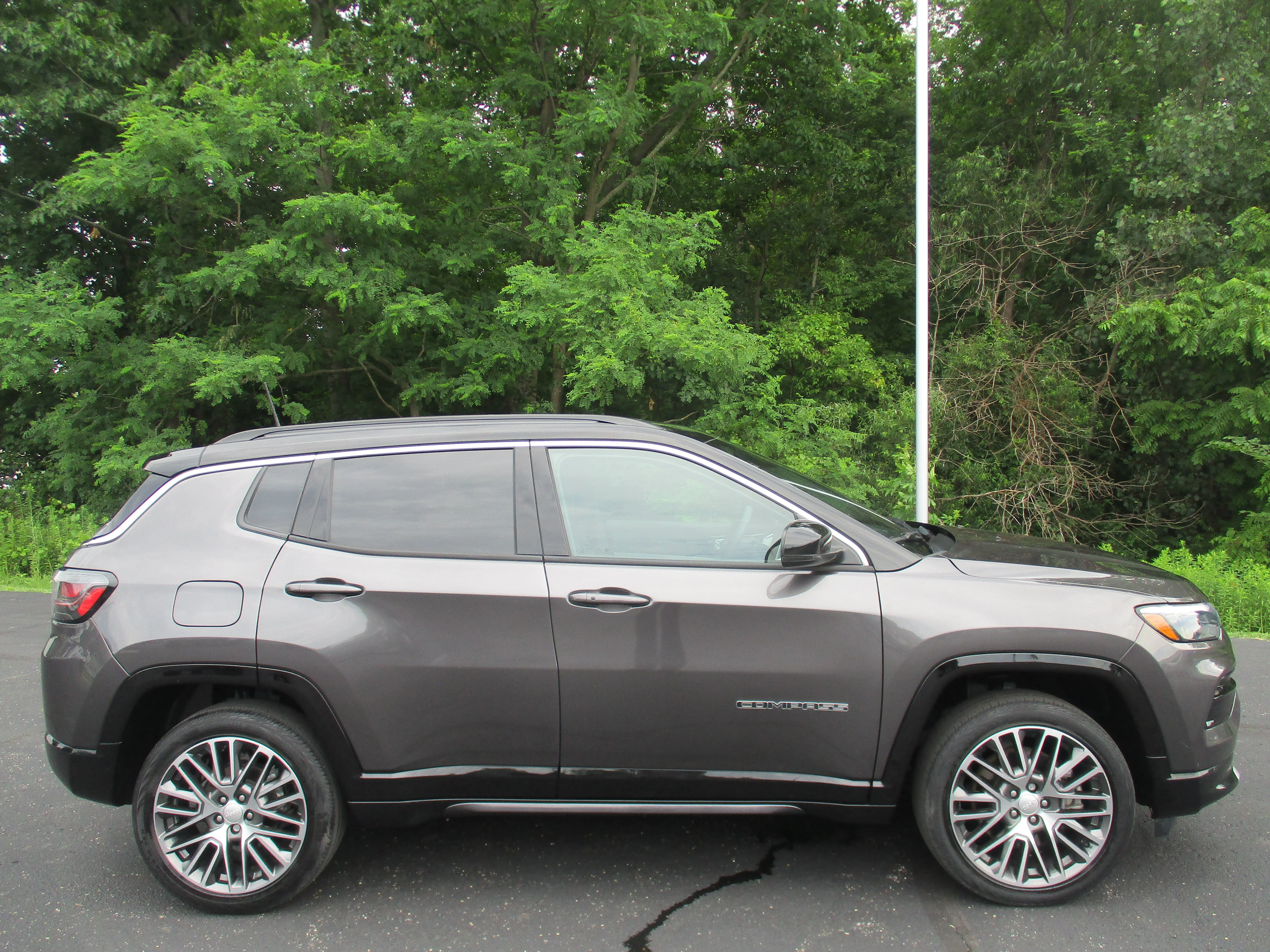 Used 2023 Granite Crystal Metallic Clearcoat Jeep Limited image 50